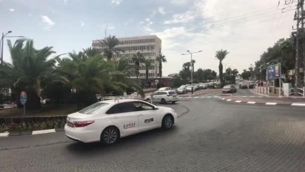 Эйлат, Израиль - транспорт движется по улицам курортного города 3 — стоковое видео