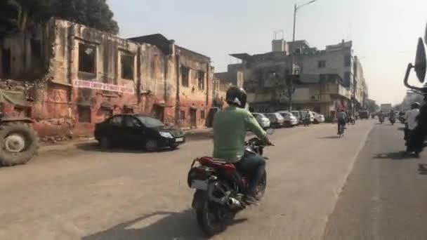 Jaipur, India - 03 novembre 2019: un gruppo di motociclisti guida sulla strada parte 2 — Video Stock