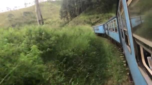 Ella, Sri Lanka, train hurtles at turn — Stok video