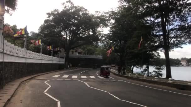 Kandy, Sri Lanka, tráfico en la calle cerca de los terrenos del templo — Vídeos de Stock