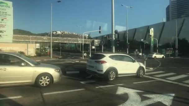 Haifa, Israël - stadsbusverkeer met snelheid deel 11 — Stockvideo