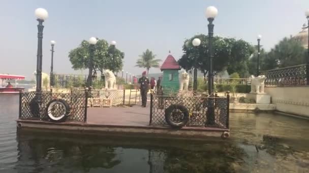 Udaipur, India - November 12, 2019: Jag Mandir tourists walk on the palace island — Stock Video