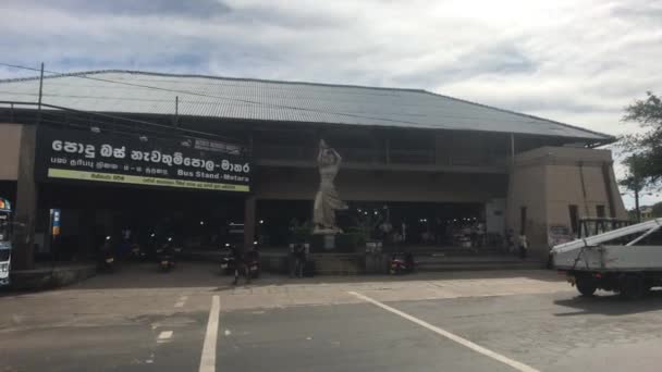 Matara, Sri Lanka, 25 de noviembre de 2019, Old Tangalle Rd, station building — Vídeos de Stock