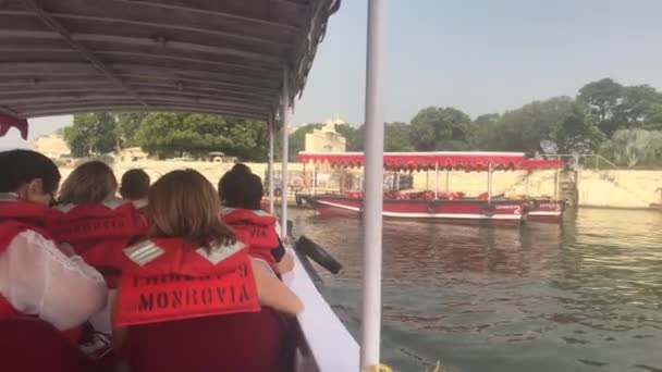 Udaipur, India - 12 de noviembre de 2019: Los turistas del lago Pichola navegan en un barco parte 5 — Vídeos de Stock