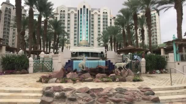 Eilat, Israel - October 24, 2019: tourists stroll along the shops part 8 — Stock Video