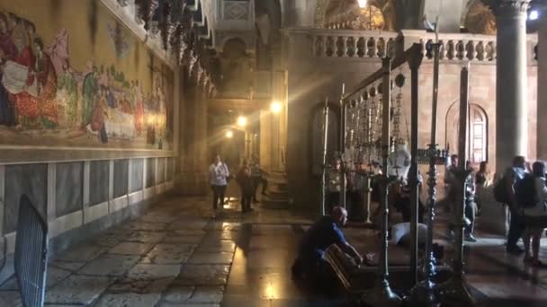 Jerusalem, Israel - October 20, 2019: tourists walk around the temple in the old town part 14 — Stockvideo