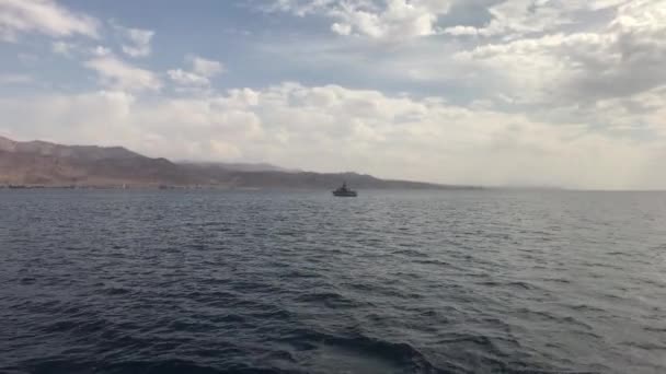 Eilat, İsrail - 14. Bölümde yağmur başlamadan önce bir turist gemisiyle denizde yürüyün — Stok video