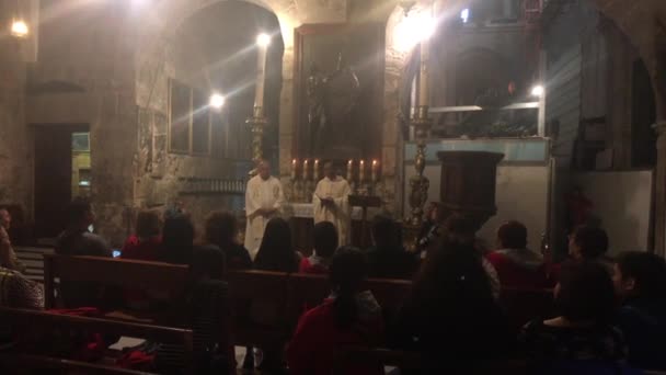 Jeruzalem, Israël - 20 oktober 2019: toeristen wandelen rond de tempel in het oude stadsdeel 4 — Stockvideo