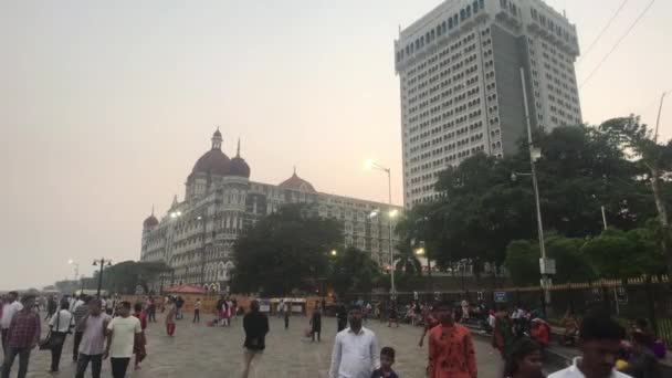 Mumbai, Indien - 10 november 2019: turister går längs vallen — Stockvideo