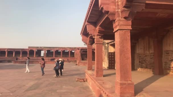 Fatehpur Sikri, India - November 15, 2019：Abanabandoned city tourists walk the streets part 19 — 图库视频影像