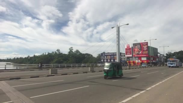 Matara, Sri Lanka, 25 november 2019, Oud Tangalle Rd, verkeer op de brug — Stockvideo