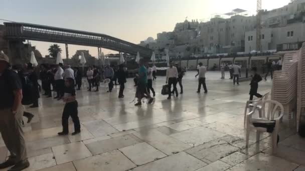 Єрусалим (Ізраїль) 20 жовтня 2019 р.: туристи на площі біля муру плачу 9 — стокове відео