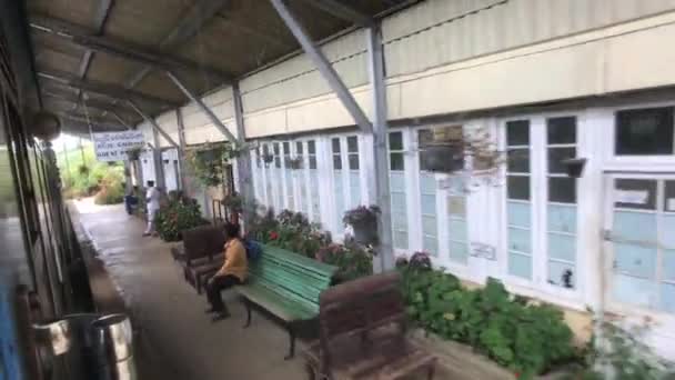 Ella, Sri Lanka, 22 november 2019, en liten tågstation med turister — Stockvideo