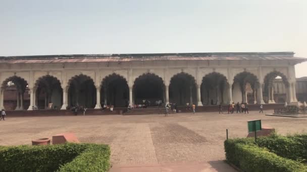 Agra, India, November 10, 2019: Agra Fort large white building with tourists — 비디오