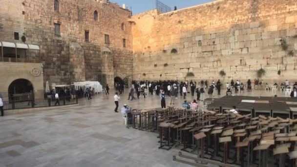 Jeruzalém, Izrael - 20. října 2019: turisté se stěhují do historických památek starého města, část 15 — Stock video
