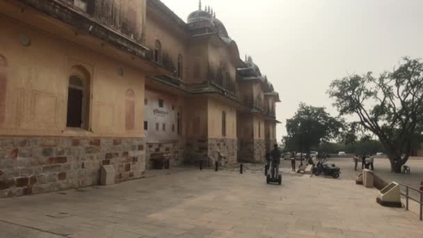 Джайпур, Індія - 5 листопада 2019: форт Нагаргаргарх Турист їде на скутері — стокове відео