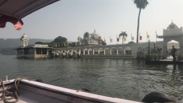 Udaipur, Indie - Procházka po jezeře Pichola na malé lodi část 4 — Stock video