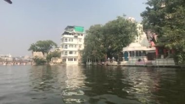 Udaipur, Hindistan - Pichola Gölü 'nde küçük bir teknede yürümek bölüm 6