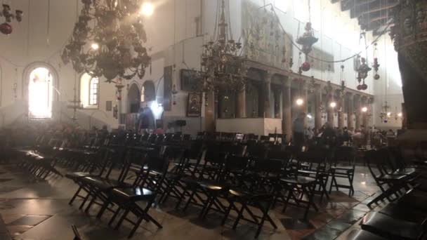 Belén, Palestina - 20 de octubre de 2019: Basílica de la Natividad los turistas inspeccionan la parte interior 5 — Vídeos de Stock