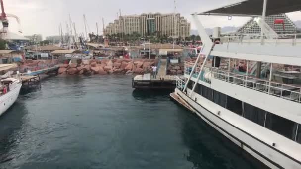 Eilat, Israel - Hamnen för turist båtar och fartyg del 2 — Stockvideo