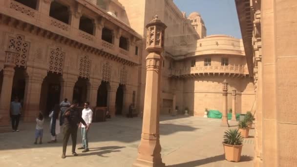 Jodhpur, India - November 06, 2019: Umaid Bhawan Palace tourists stand in the yard — Stockvideo