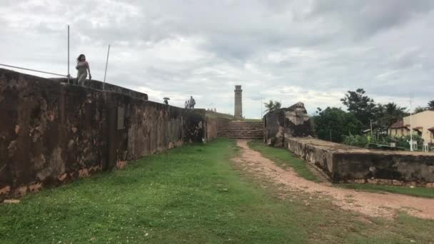 Galle, Sri Lanka, kalenin ana duvarı kiliseye bakıyor. — Stok video