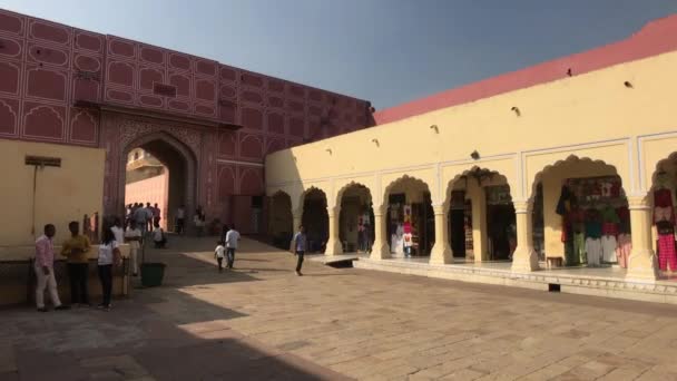 Jaipur, Indien - november 04, 2019: City Palace turister går förbi shoppingraderna i del 2 — Stockvideo