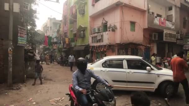 New Delhi, India, 11 november 2019, een lokale straat met toeristen en inwoners deel 2 — Stockvideo