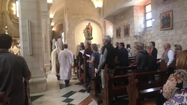 Belém, Palestina - 20 de outubro de 2019: os turistas da Basílica da Natividade escutam a parte 6 do serviço da igreja — Vídeo de Stock