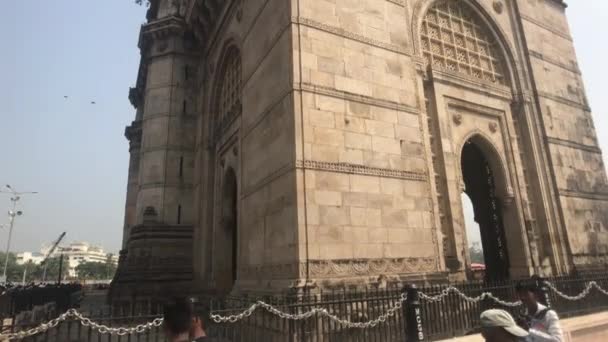 Mumbai, Indien - 10 november 2019: turister går framför byggnaden del 2 — Stockvideo