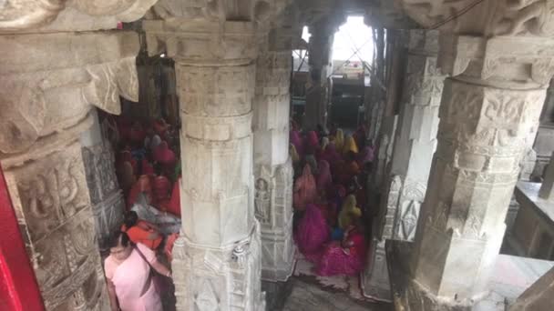 Udaipur, India - 13 de noviembre de 2019: Los turistas del Templo Jagdish participan en la parte 11 del servicio — Vídeos de Stock