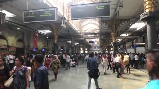 Mumbai, Índia - 10 de novembro de 2019: Chhatrapati Shivaji Terminus turistas se deslocam pela estação ferroviária parte 5 — Vídeo de Stock