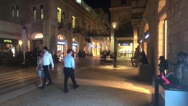 Jerusalem, Israel - October 20, 2019: tourists walk around the night city part 6 — Stock Video