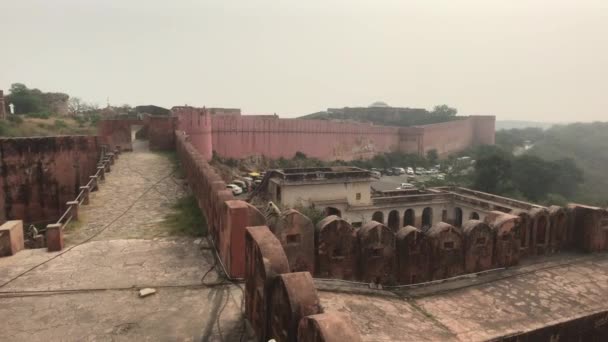 Jaipur, Índia - paredes antigas do forte e vista das montanhas de uma parte de altura 2 — Vídeo de Stock