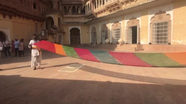 Jodhpur, India - November 06, 2019: Mehrangarh Fort Tourist winds turban on his head — 图库视频影像