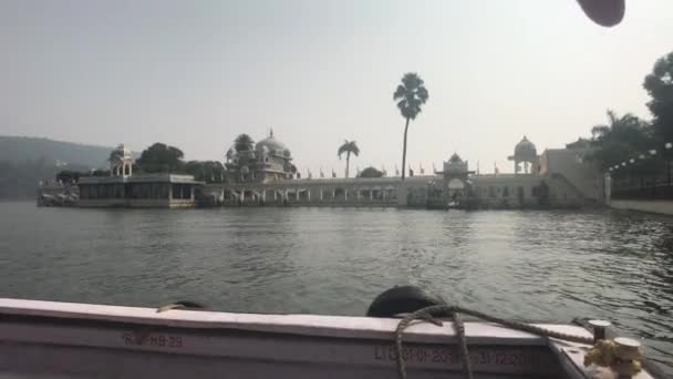 Udaipur, India - Wandeling op het meer Pichola op een kleine boot deel 11 — Stockvideo