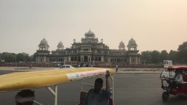 Jaipur, India - 03 november 2019: automobilisten met toeristen trekken de straat op — Stockvideo