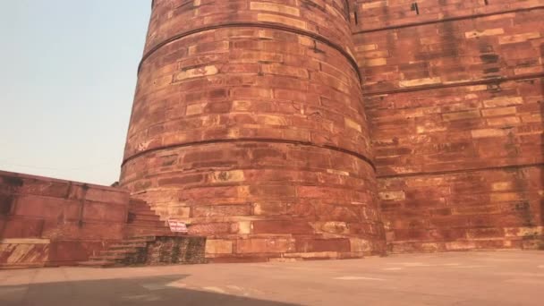 Agra, Índia - Forte de Agra, alta parede de tijolos vermelhos — Vídeo de Stock