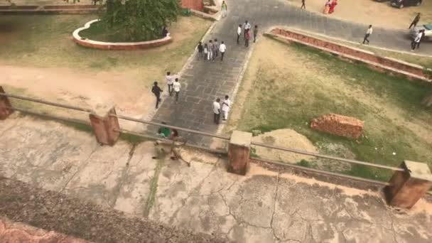 Jaipur, Índia - 03 de novembro de 2019: Os turistas do Forte Jaigarh caminham no pátio da antiga fortaleza parte 2 — Vídeo de Stock