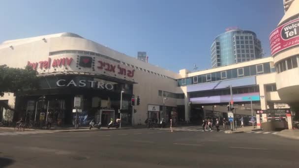 Tel Aviv, İsrail - 22 Ekim 2019: Turistler alışveriş merkezinin önünden geçiyor — Stok video