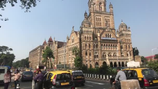 Mumbai, Índia - 10 de novembro de 2019: Chhatrapati Shivaji Terminus turistas passam pelo prédio da corporação municipal parte 3 — Vídeo de Stock