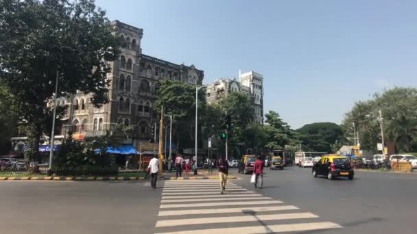 Mumbai, Índia - 10 de novembro de 2019: turistas caminham pela praça parte 8 — Vídeo de Stock