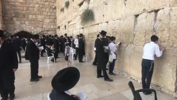 Jerusalem, Israel - October 20, 2019: tourists in the square near the wall of weeping part 6 — 비디오
