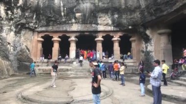 Mumbai, Hindistan - 10 Kasım 2019: Fil Mağarası turistleri tarihi harabeleri teftiş ediyor