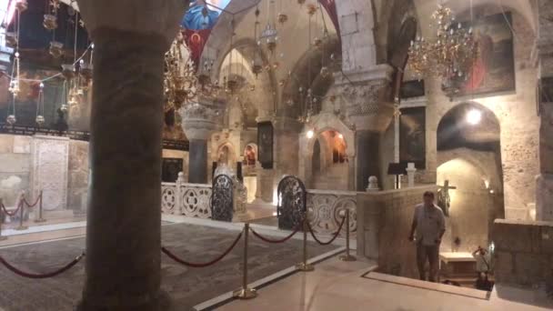Jerusalem, Israel - October 20, 2019: tourists walk through the inner halls of the cathedral — Stok video