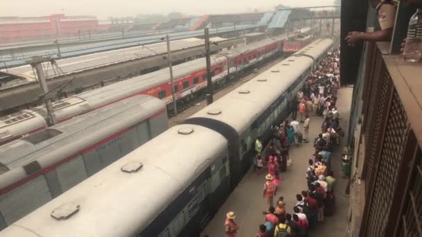 New Delhi, Indie, 11 listopada 2019, terytorium dworca kolejowego z turystów część 5 — Wideo stockowe