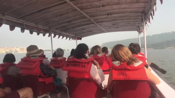 Udaipur, Indie - Listopad 12, 2019: Jezero Pichola turisté se plaví na lodi část 4 — Stock video