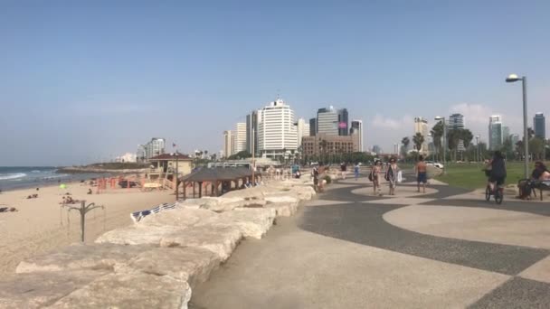 Тель-Авив, Израиль - 22 октября 2019 года: туристы прогуливаются по набережной 13 — стоковое видео