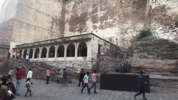 Jodhpur, India - 06 novembre 2019: I turisti di Mehrangarh Fort salgono lentamente all'ingresso parte 3 — Video Stock
