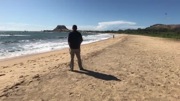 Yala, Sri Lanka, 30 Kasım 2019, yalnız bir turist 2. — Stok video
